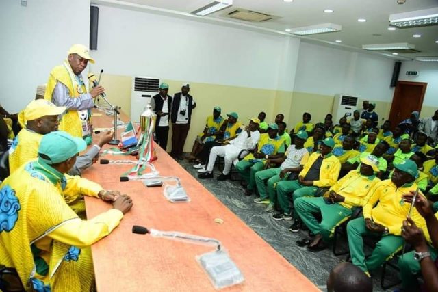 Ganduje Ya Ba ’Yan Wasan Kano Pillars Dala Dubu Dai-Dai