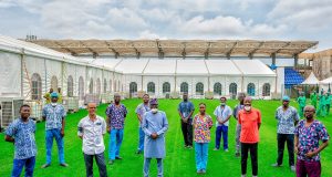 Coronavirus: Mutum 3 Sun Kara Mutuwa A Legas Gwamna Babajide Sanwo-Olu (a tsakiya) a lokacin bude wurin killace masu cutar coronavirus a jihar Legas.