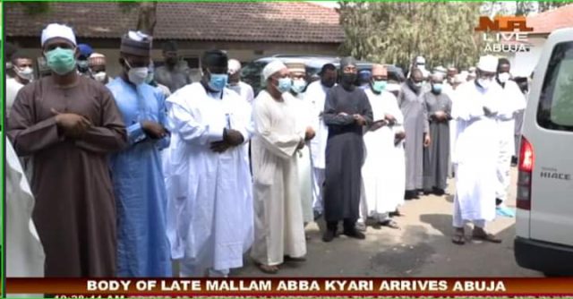 An yi wa gawar Abba Kyari Salla daga cikin mota, saboda gudun yada coronavirus An yi wa gawar Abba Kyari Salla daga cikin mota, saboda gudun yada coronavirus