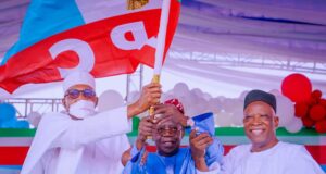 Shugaban Kasa Buhari Ya Mika Tutar Takarar Shuugaban Kasa Ga Bola Tinubu