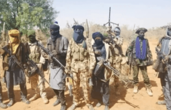 Miƙa Wuya: Mayaƙa 400 Sun Ajiye Makaman Su A Nijar Terrorists (1)